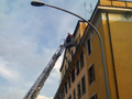 Pompieri in azione a Via della Farnesina