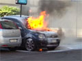Vettura a fuoco a Piazza Jacini