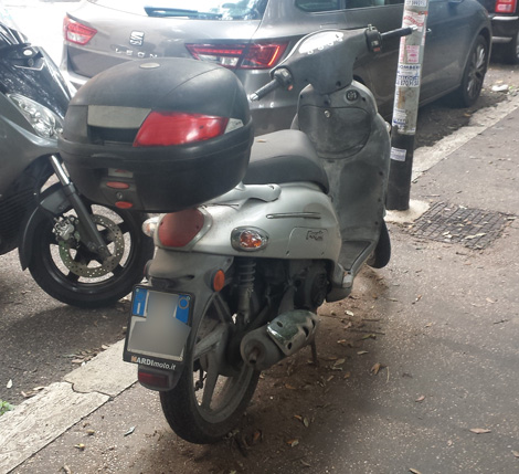 Motorino abbandonato a Vigna Clara