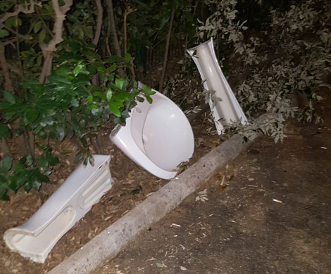 Rifiuti abbandonati Via dell’Alpinismo