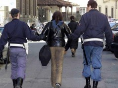 polizia arresto donna pitbull