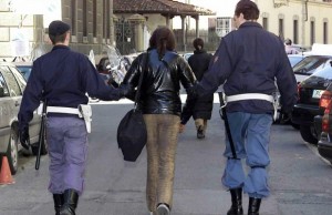 polizia arresto donna pitbull