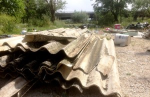 Quintali di amianto abbandonati a Tor di Quinto via del baiardo amianto