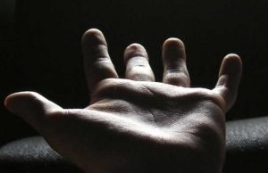 Quell’uomo al semaforo di Ponte Milvio mano