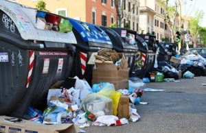 Via della Farnesina: “Spostate quei cassonetti!” cassonetti-stracolmi