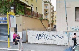 “E ora dove passo?” Pedoni infuriati in via Orti della Farnesina cancello-via-orti