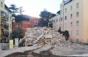 Crollo a Ponte Milvio, un residente: “Una vicenda vergognosa” cumulo-detriti