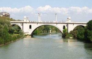 Rifiuti e giacigli nelle viscere di Ponte Flaminio ponte-flaminio