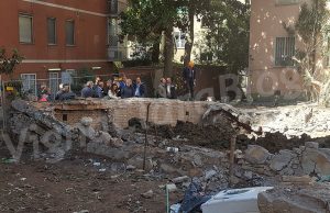 Periti al lavoro nell'area delle fondamenta della palazzina crollata a Ponte Milvio