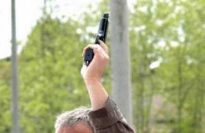 Le Rughe, dopo una lite col vicino spara un colpo in aria pistola