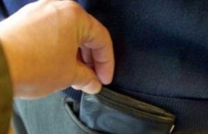 Sfilano portafoglio a tifoso giallorosso, in manette tre borseggiatori borseggiatori