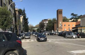 Fra buche e rifiuti degrado totale in via Orti della Farnesina via orti della farnesina