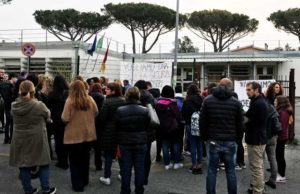 Cesano, manifestano i genitori della scuola Periello manifestazione-periello