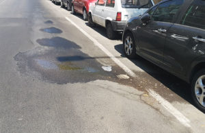 Fuoriuscita di acqua dal fondo stradale a Via di Vigna Stelluti di fronte al civico 26