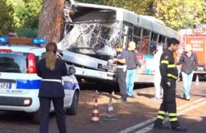bus-contro-albero-cassia