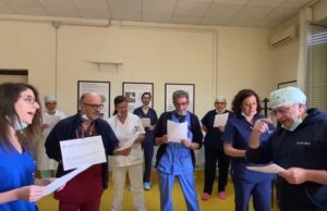 Coronavirus, l’inno dei medici: “Adesso resta a casa esci solo per la spesa” inno-medici-coronavirus