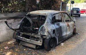 Quando al Fleming si canta “C’è da spostare una macchina” auto bruciata