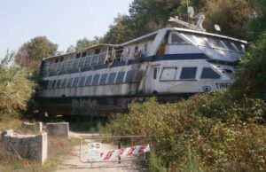 Al via la rimozione della motonave spiaggiata sul Tevere da 12 anni Tiber II