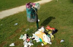 Grottarossa, pulizie post-pasquali nel Parco Papacci cestino-ricolmo
