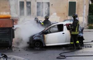 Risveglio infiammato in via Orti della Farnesina auto-bruciata-orti-franesina