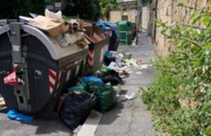 Rifiuti non raccolti in via della Maratona rifiuti-via-della-maratona