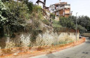 Grottarossa, un muro pericolante preoccupa i residenti di via Veientana via-veientana