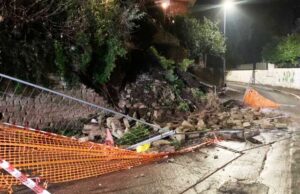 Grottarossa, crolla muro in via Veientana, strada parzialmente chiusa muro-crollato.via-veientana