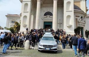 Ciao Leo. Folla, commozione e tanti perché a Ponte Milvio funerali-leonardo-lamma-ponte-milvio