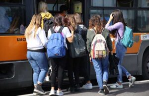 Prima Porta, molestò minorenni sul bus. Condannato a 2 anni studenti-bus