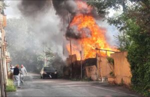 Fiamme in un parcheggio privato di via Panattoni incendio-via-panattoni