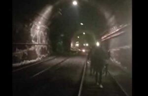 Ferrovia Roma Nord, treno fermo in galleria, pendolari a piedi treno-fermo-galleria