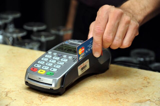 attivita_commerciali_con_pos_per_il_pagamento_elettronico_tramite_carte_di_credito_o_bancomat.jpeg