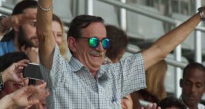 tifoso-anziano-esulta