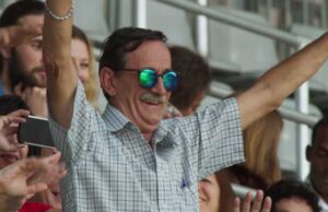 tifoso-anziano-esulta