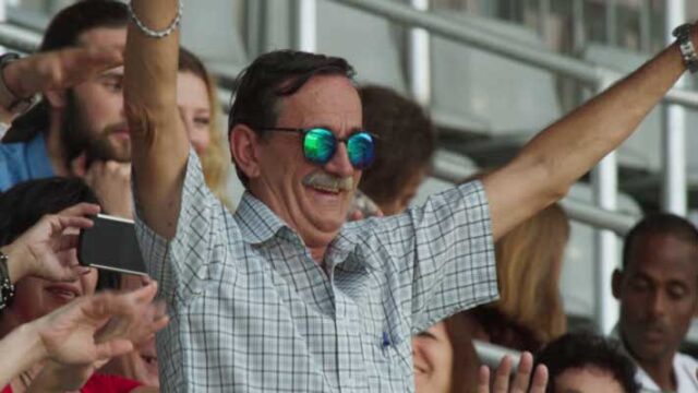 tifoso-anziano-esulta