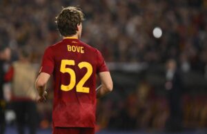 Lazio-Roma, il giallorosso Bove colpito da bottiglia in testa
