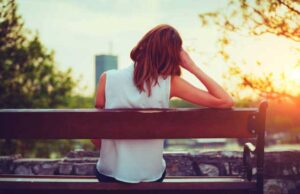 ragazza-seduta-spalle