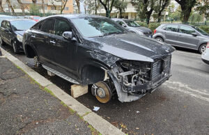 Roma: furti di auto in aumento, cerchioni e fari nel mirino