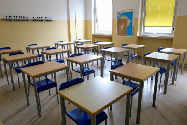 scuola_chiusa_banchi_vuoti_classe_fg.jpeg