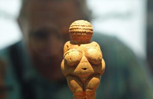 Nudum, il nudo nell’arte contemporanea a Tomba di Nerone Venere di Willendorf