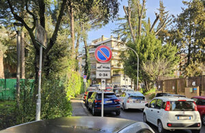 Via Giochi Istmici parcheggio cartelli divieto