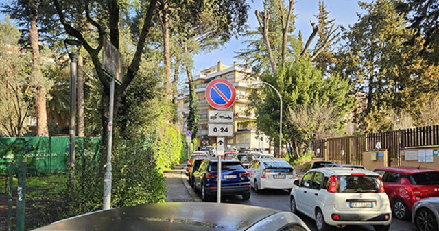 Via Giochi Istmici parcheggio cartelli divieto