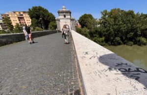 scritte su Ponte Milvio