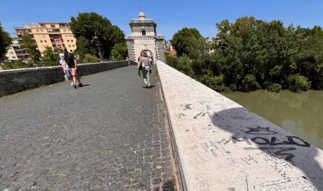 scritte su Ponte Milvio
