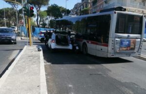 Corso Francia, centauro schiacciato fra auto e bus. Salvo incidente corso francia incrocio via vigna stelluti