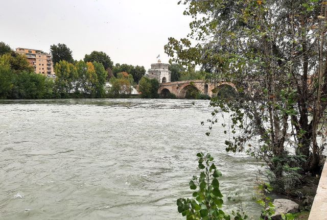 Ponte Milvio Tevere riva sinistra