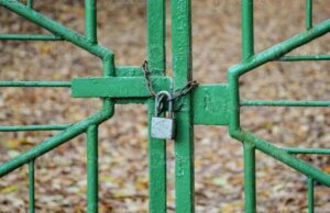 cancello chiuso con lucchetto