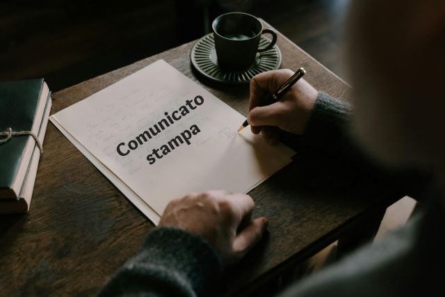comunicato stampa uomo