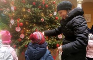 Bambini addobbano albero