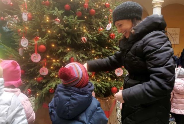 Bambini addobbano albero Bambini addobbano albero